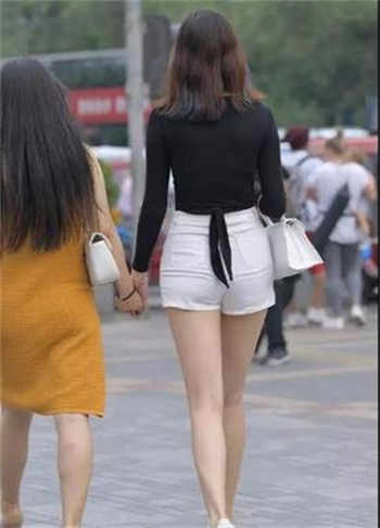 妈妈是一名中学教师小壮