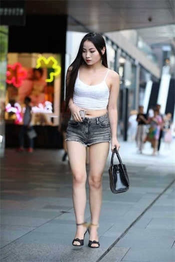母亲养家牺牲色相