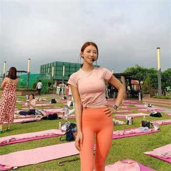 和妈妈闺蜜打扑克