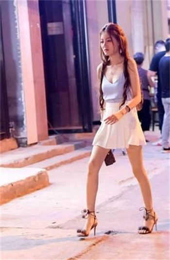 和不动产女员工在看房