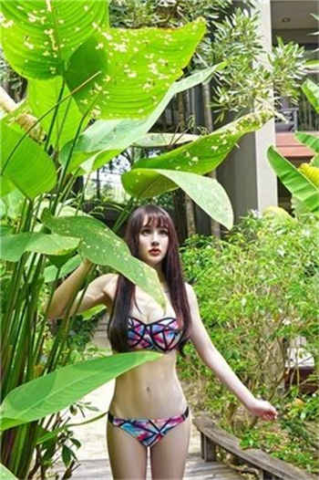 妻子紧紧抱着张行长