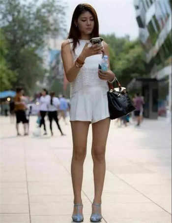和黑人打扑克