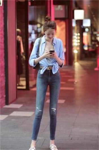 未婚妻在新房和装修工