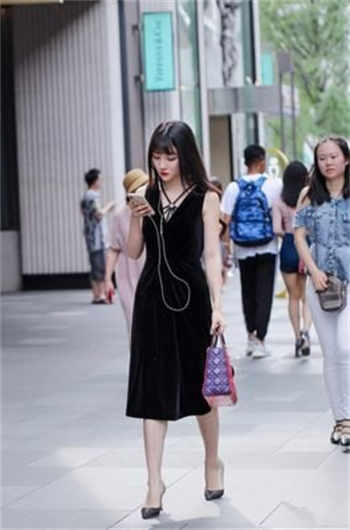 饭盒接女尿喝